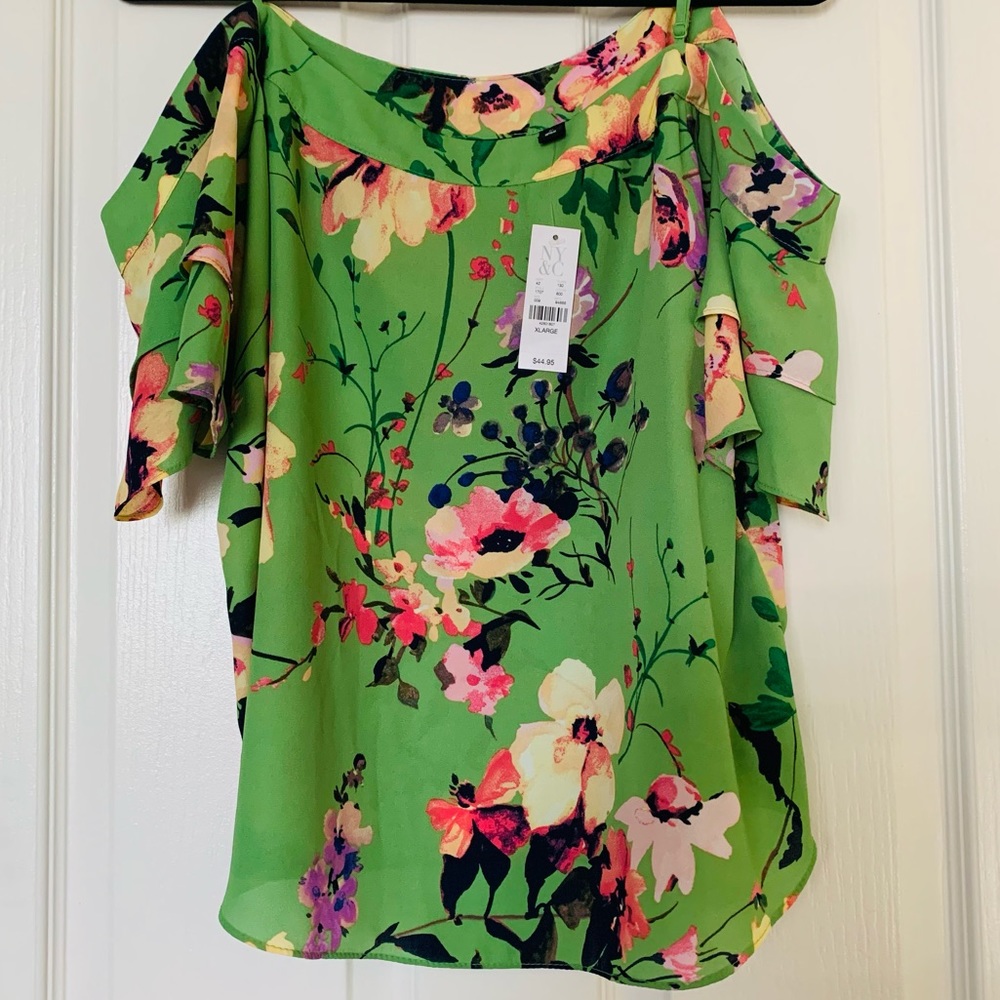 NWT! Vibrant NY&Co Floral Cold Shoulder Top👚🌼🌸